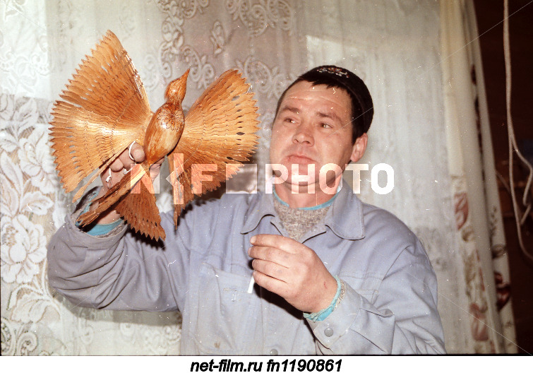 Master of wood carving of the village of Zur Serdek in the Kukmor district of the Republic of