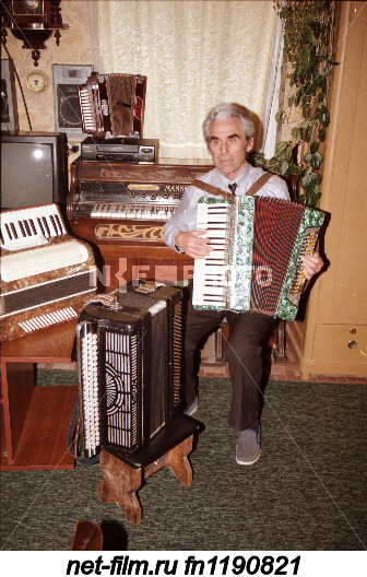 A resident of the city of Naberezhnye Chelny with musical instruments at home.
