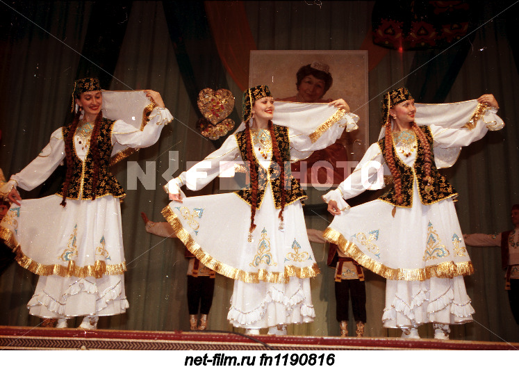 Performance of the members of the dance group in the concert hall named after him.
Sary Sadykova in