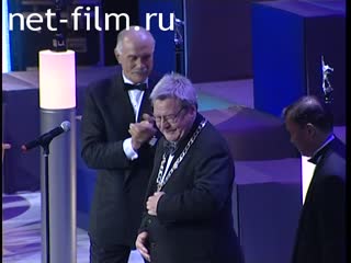 Footage Nikita Mikhalkov presents a memorial sign to Alan Parker, MIFF XXVI. (2004)