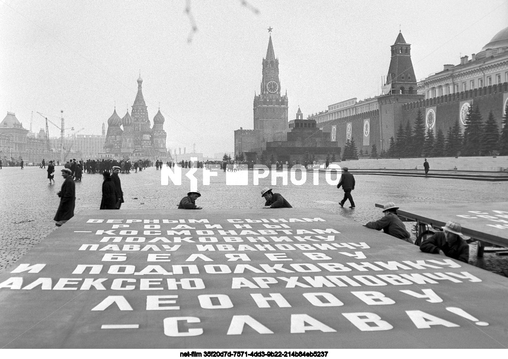 Демонстрация в Москве в честь космического полета П.И.Беляева и А.А.Леонова