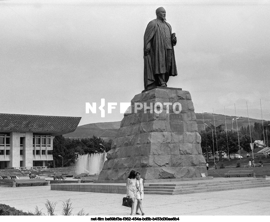 Памятник А. Кунанбаеву в Алма-Ате