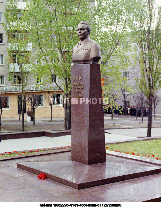 Открытие бюста Л. И. Брежневу в Днепродзержинске