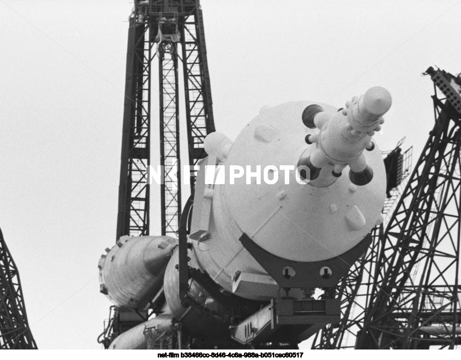 Подготовка к запуску космического корабля "Союз ТМ-2" на космодроме Байконур