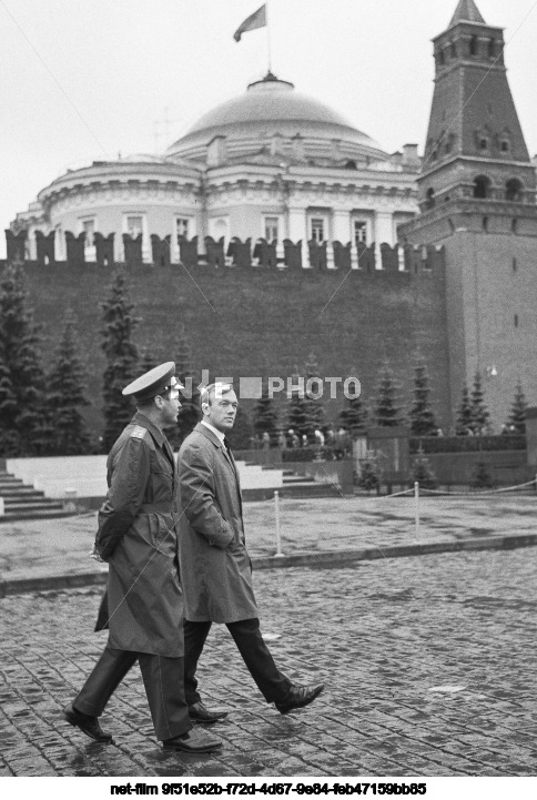 Летчики-космонавты СССР В.А. Шаталов и А.С. Елисеев