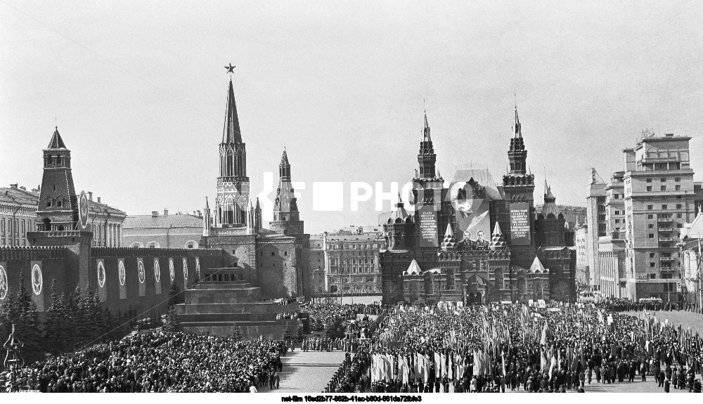 Демонстрация в Москве в честь космического полета П.И.Беляева и А.А.Леонова