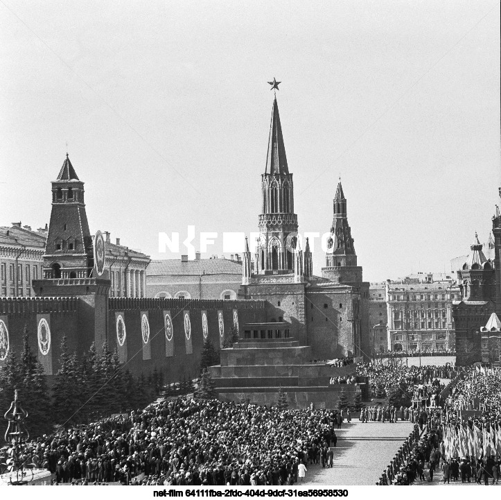 Демонстрация в Москве в честь космического полета П.И.Беляева и А.А.Леонова