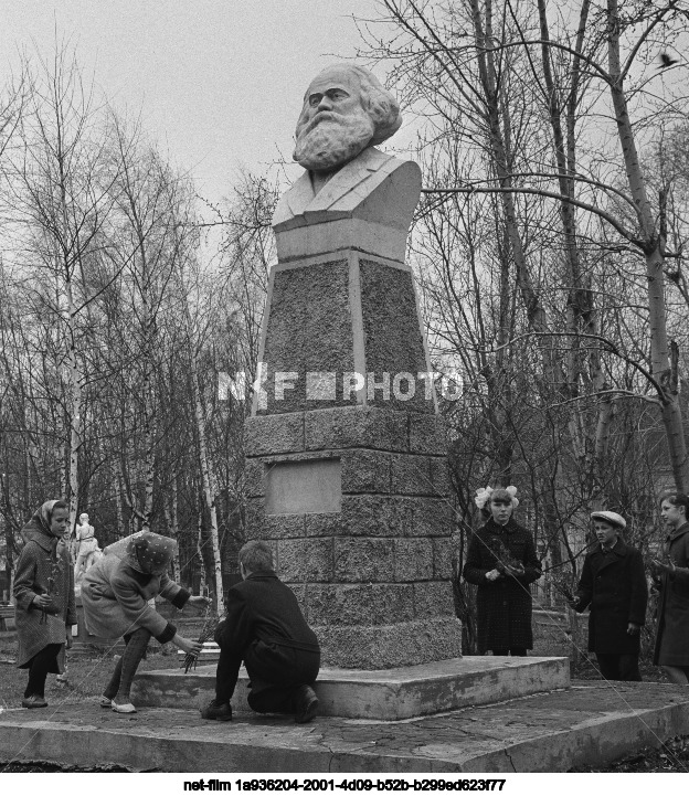 Памятник К. Марксу в Тутаеве