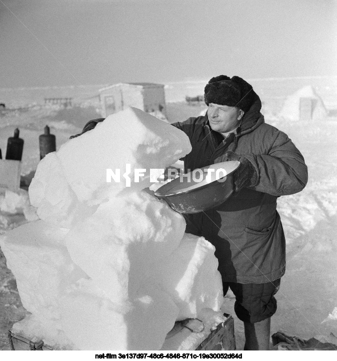 Станция "Северный полюс-4" в Арктике