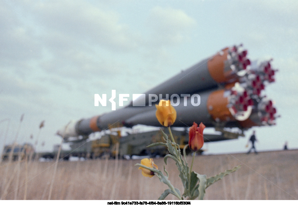 Подготовка к запуску космического корабля "Союз Т-8" на космодроме Байконур