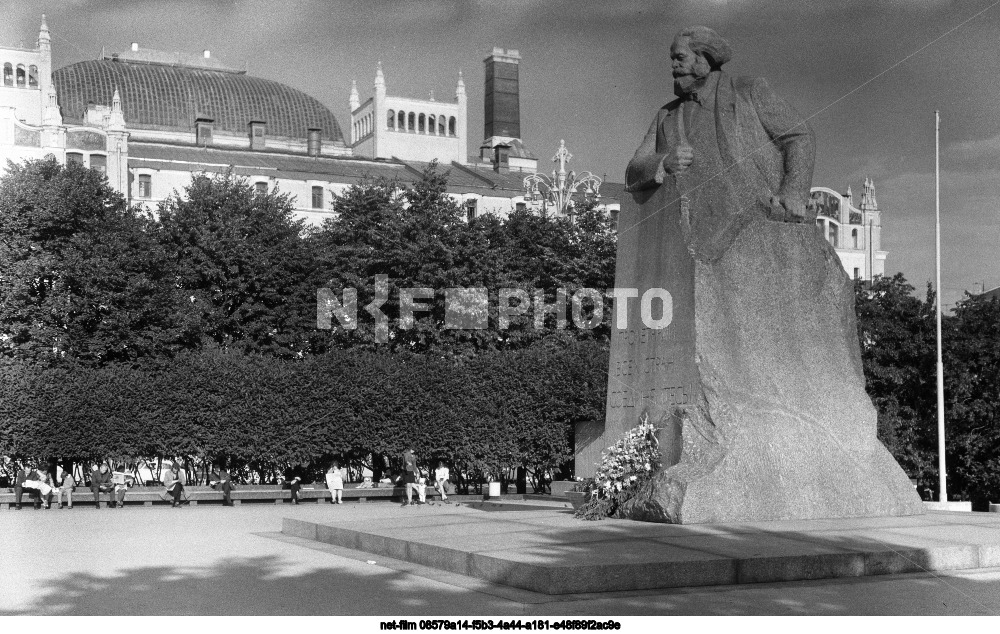 Памятник К. Марксу в Москве