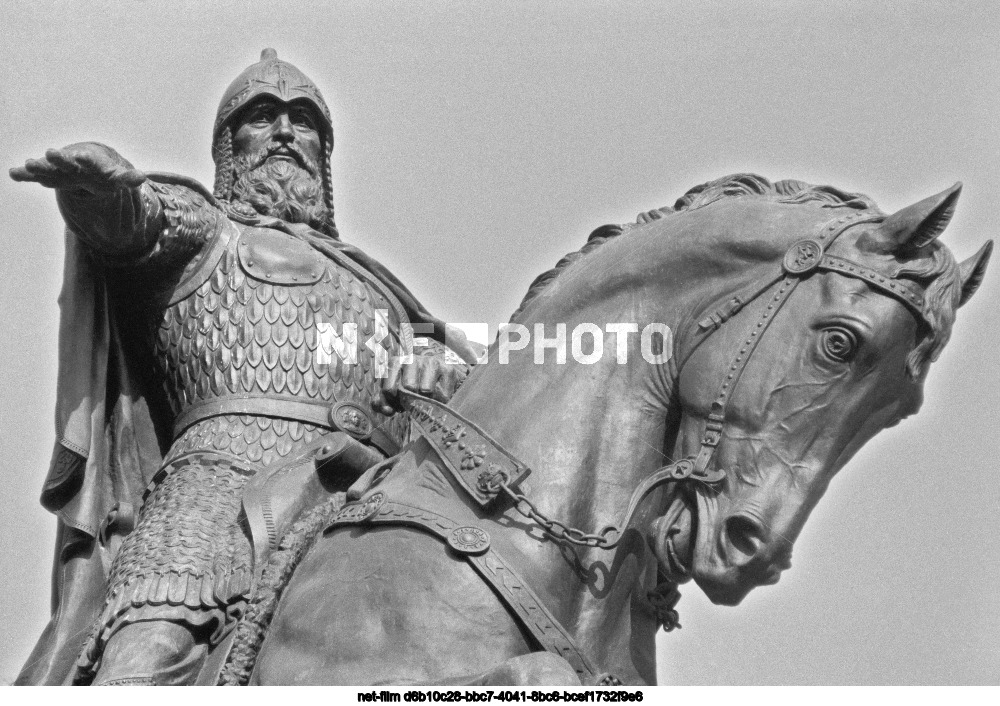 Памятник Ю. Долгорукому в Москве