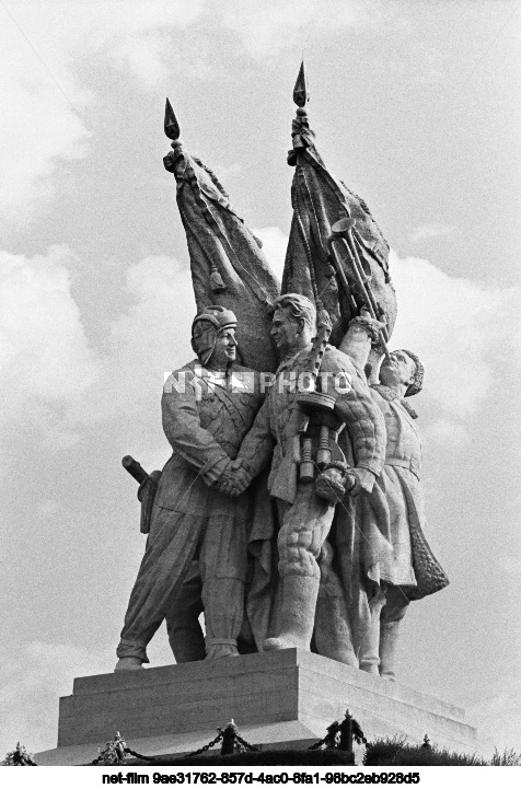 Памятник "Соединение фронтов" в Пятиморске