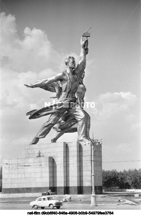 Скульптура "Рабочий и колхозница" в Москве