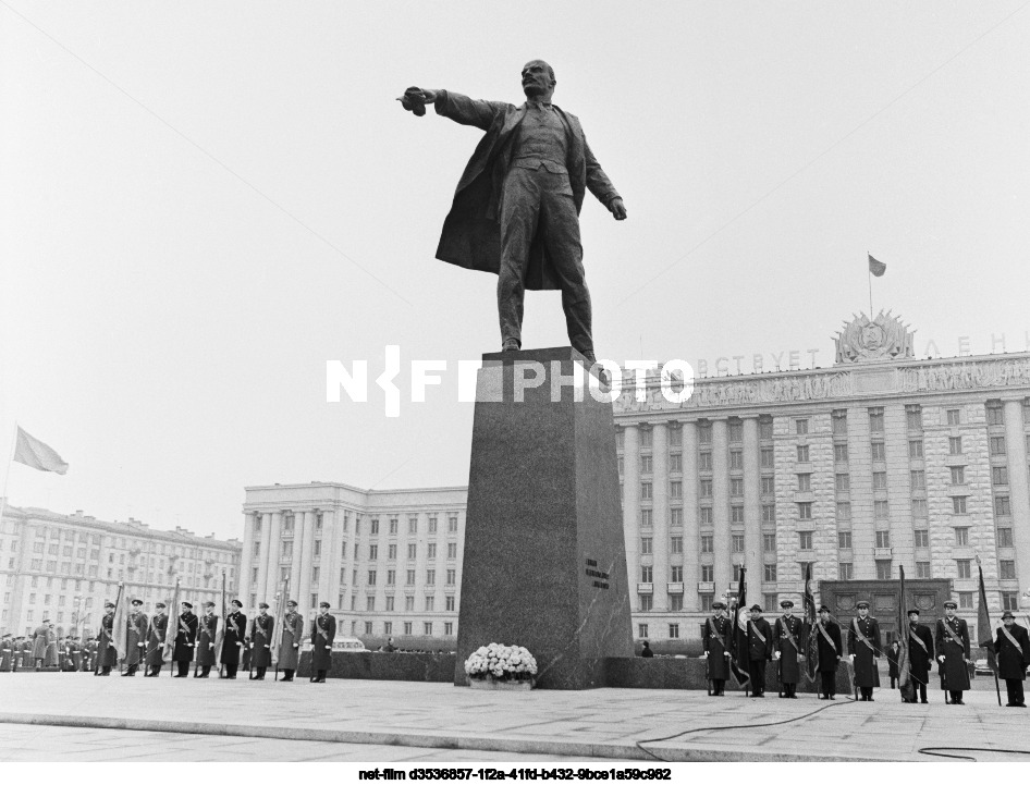 Памятник В.И. Ленину в Ленинграде