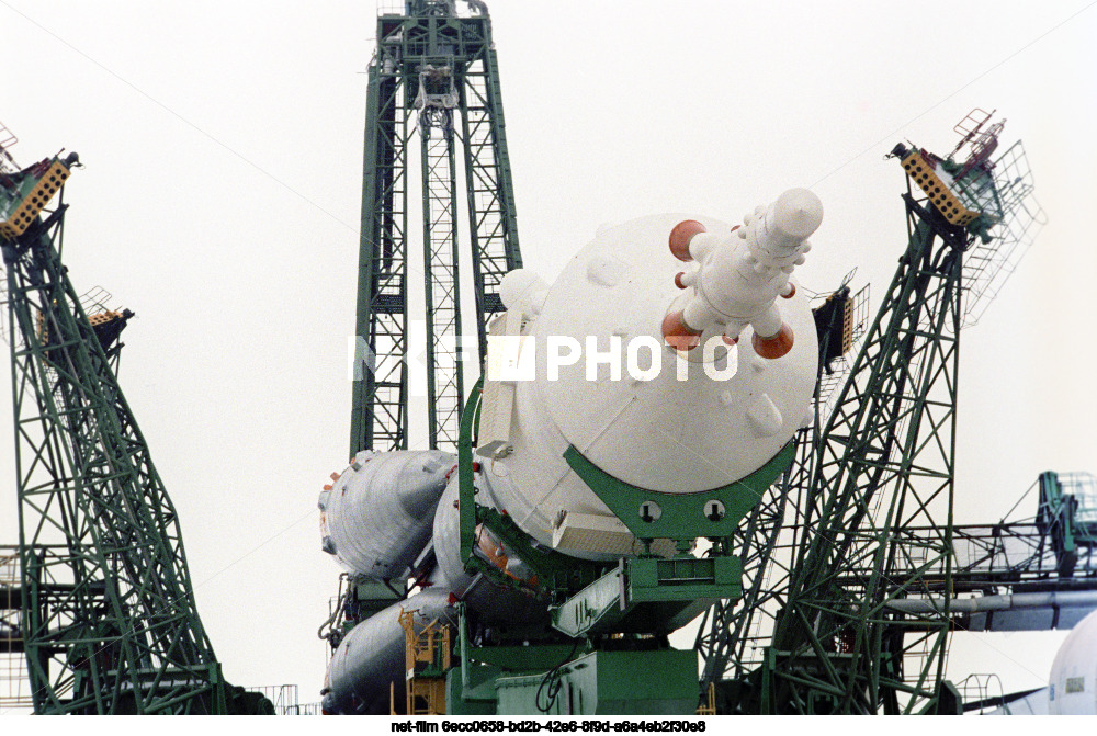 Подготовка к запуску космического корабля "Союз ТМ-2" на космодроме Байконур