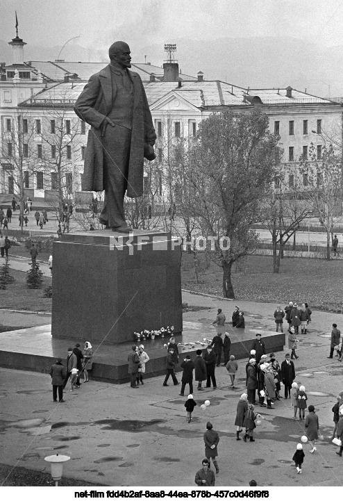 Памятник В.И. Ленину в Южно-Сахалинске