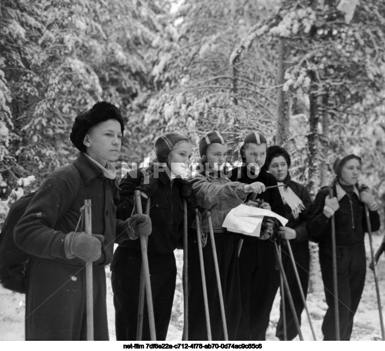 Туристы в лыжном походе