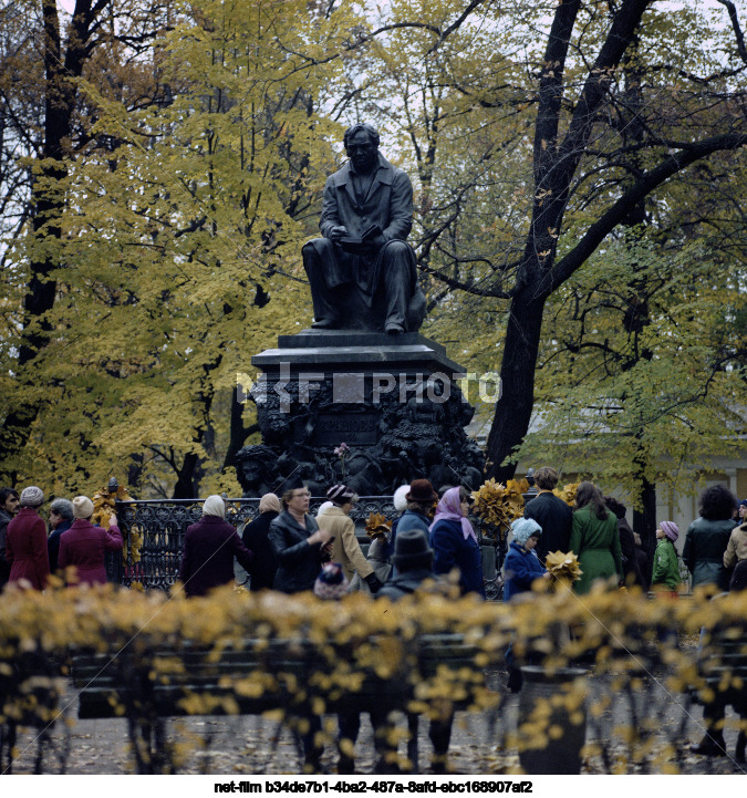 Памятник И. А. Крылову в Ленинграде