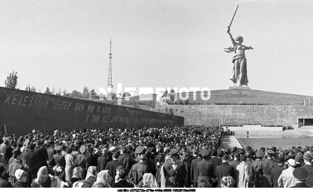 Открытие памятника-ансамбля героям Сталинградской битвы в Волгограде