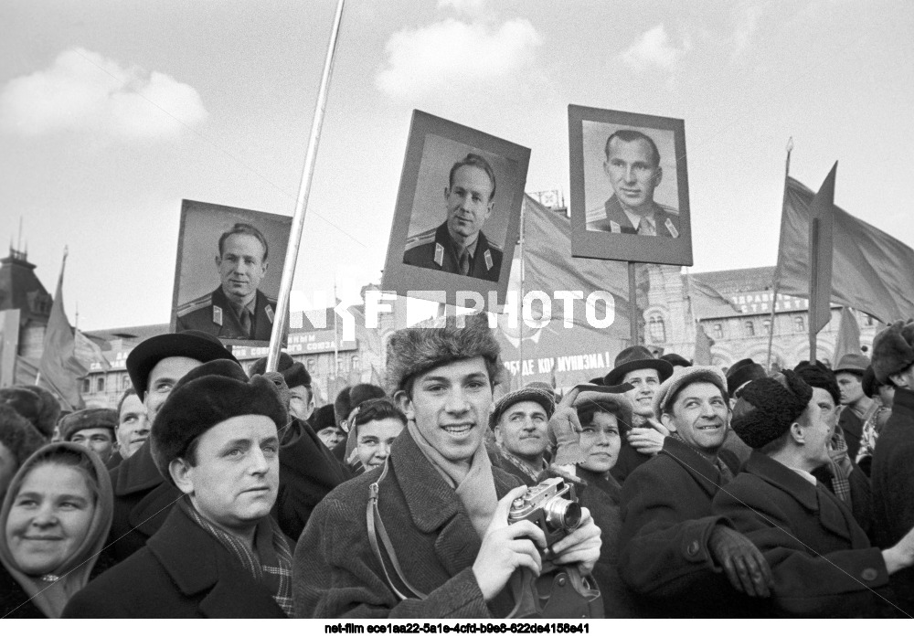 Демонстрация в Москве в честь космического полета П.И.Беляева и А.А.Леонова