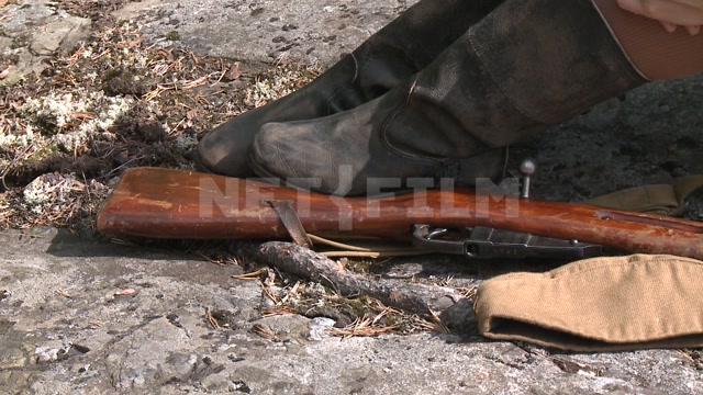 "А зори здесь тихие..." - съемки фильма в Карелии, винтовка Мосина лежит на земле