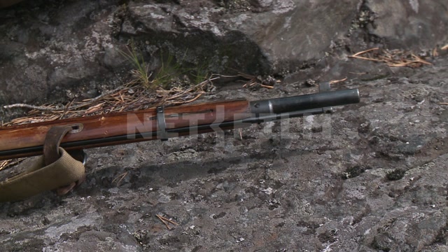 "А зори здесь тихие..." - съемки фильма в Карелии, винтовка Мосина лежит на земле, панорама