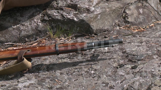 "А зори здесь тихие..." - съемки фильма в Карелии, винтовка Мосина лежит на земле, панорама