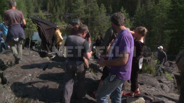 "А зори здесь тихие..." - съемки фильма в Карелии, съемочная группа на площадке, статист в каске и