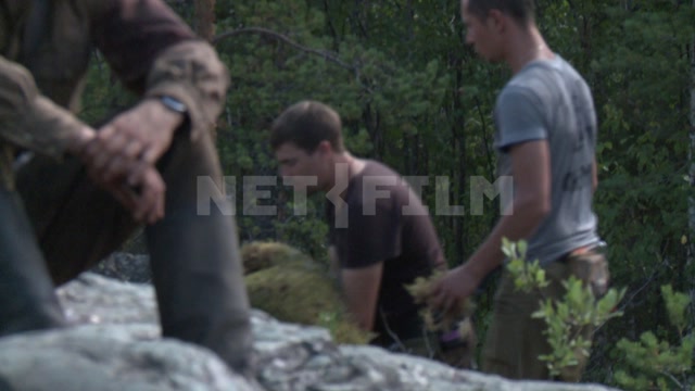 "А зори здесь тихие..." - съемки фильма в Карелии, съемочная группа на площадке, в кадре 
актер