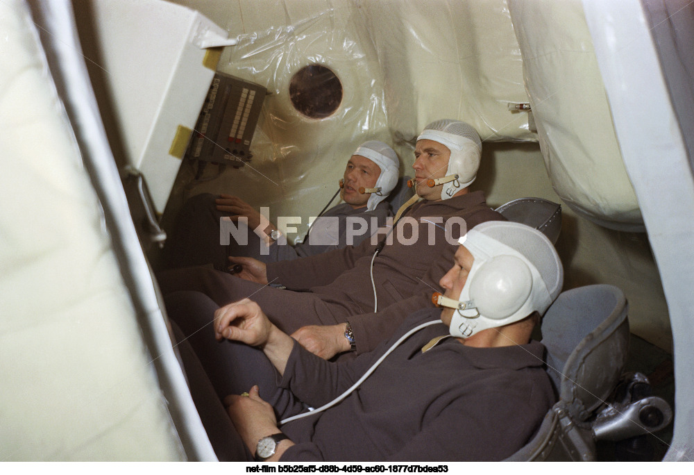 Pre-flight training of the Soyuz-10 spacecraft crew