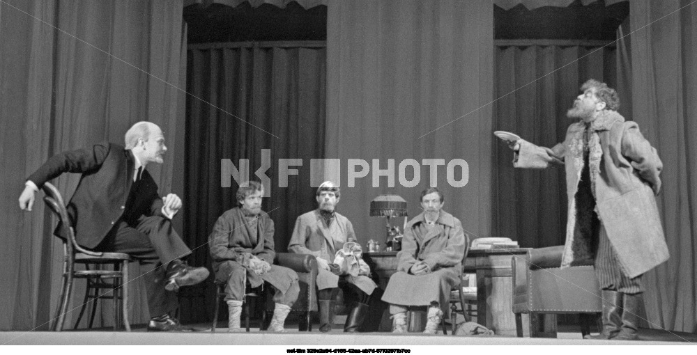 Спектакль "Грозовой год" в Московском театре юного зрителя