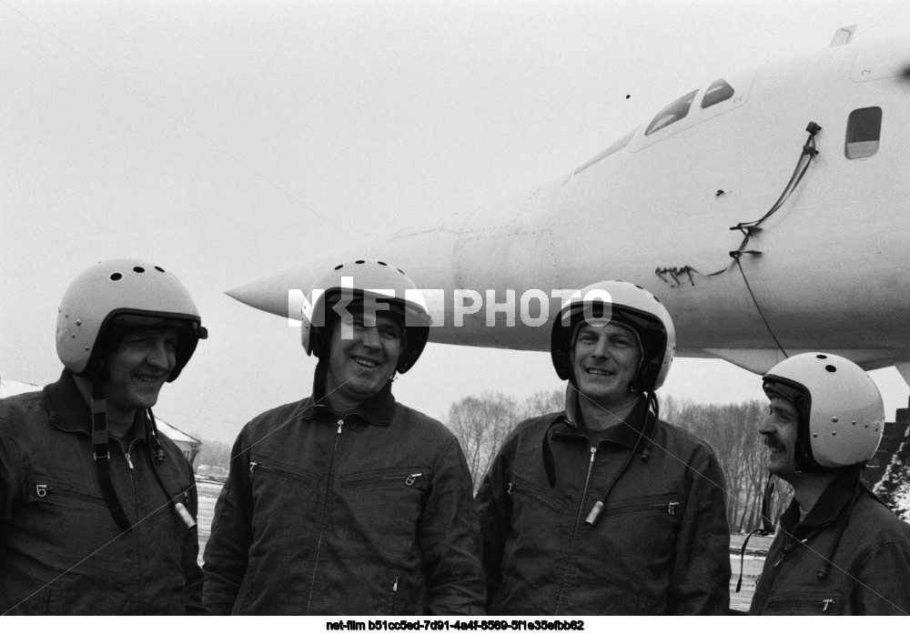 Экипаж советского бомбардировщика-ракетоносца Ту-160