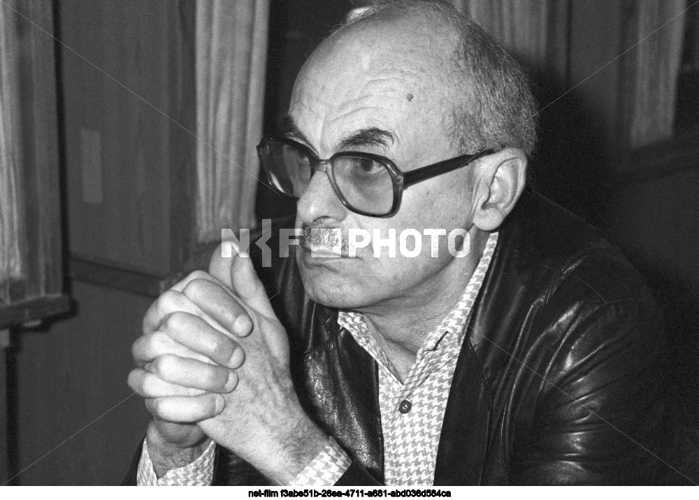 Поэт Б.Ш. Окуджава