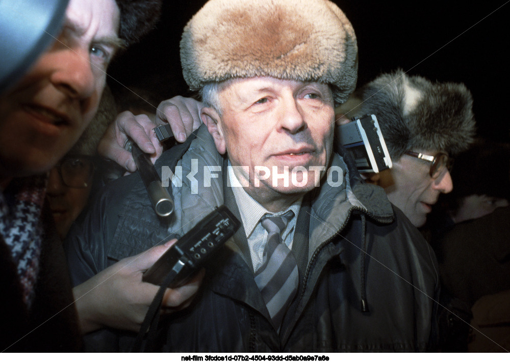 Return of Academician A.D. Sakharov from exile to Moscow