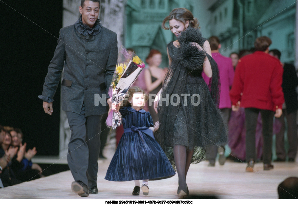 Модный показ В.А. Юдашкина в Москве