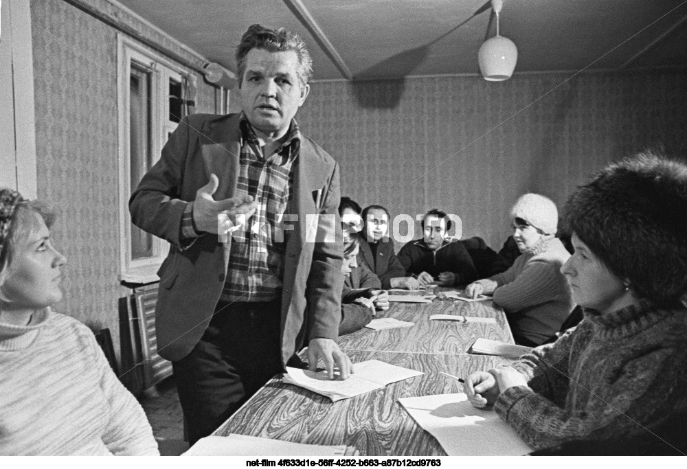 Кружок политпросвещения на станции Кунерма Байкало-Амурской магистрали