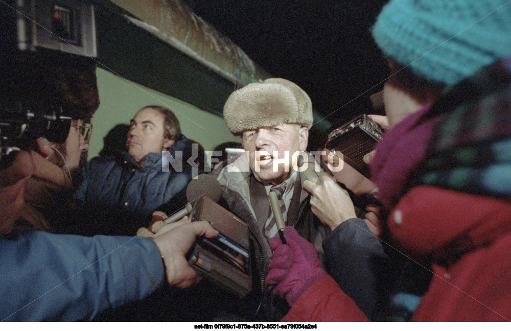 Return of Academician A.D. Sakharov from exile to Moscow