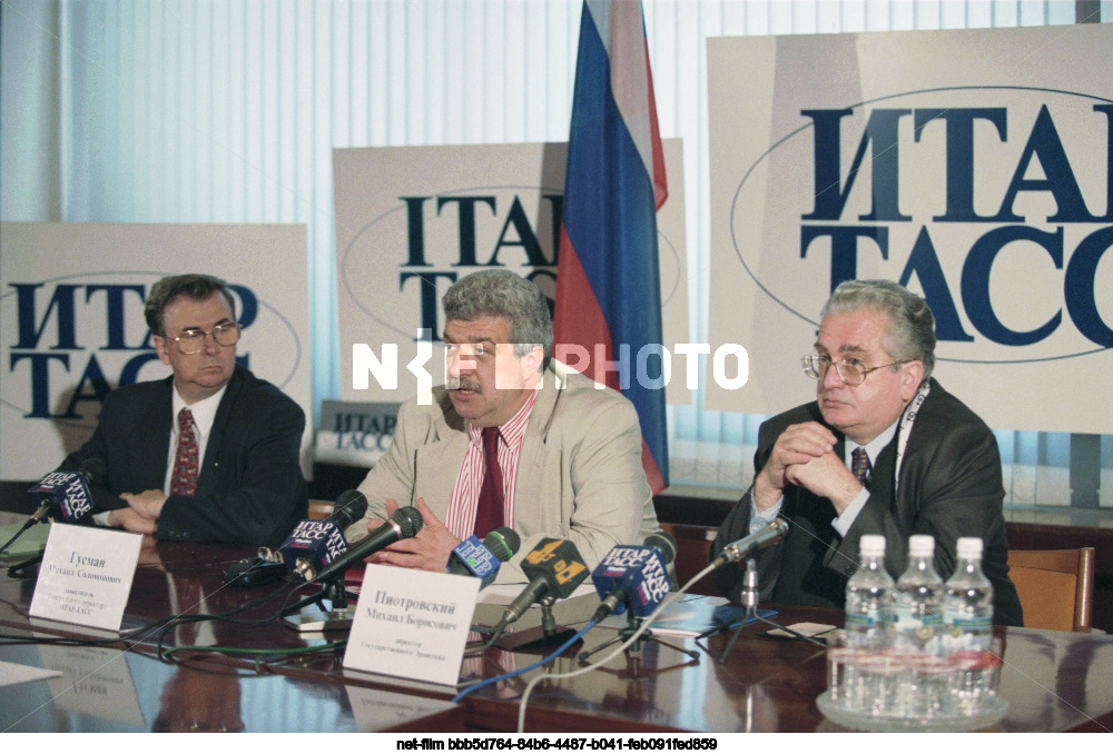 Пресс-конференция в Москве о передаче символов российской государственности Эрмитажу