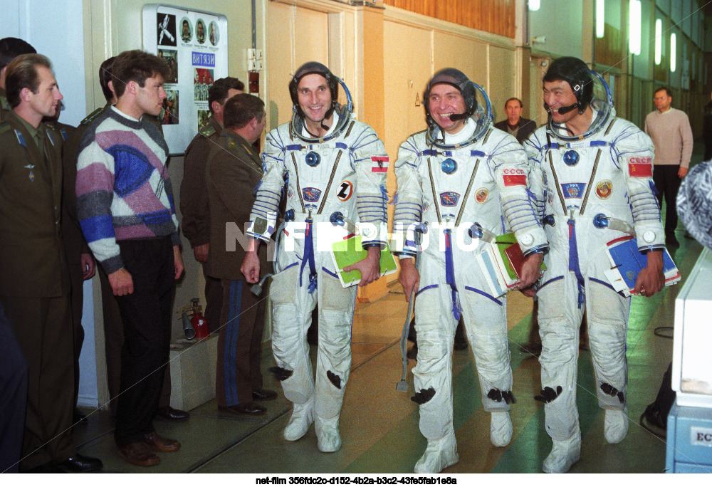 Предполетная подготовка экипажей космического корабля "Союз ТМ-13" в Звездном городке