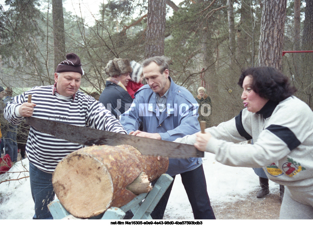 Субботник в Серебряном бору в Москве