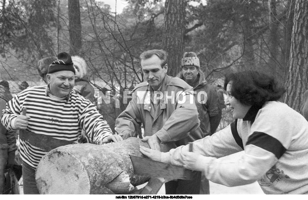 Субботник в Серебряном бору в Москве