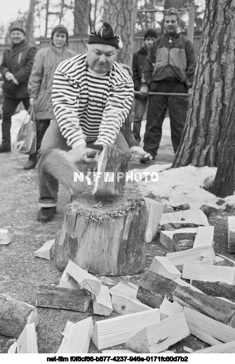 Субботник в Серебряном бору в Москве