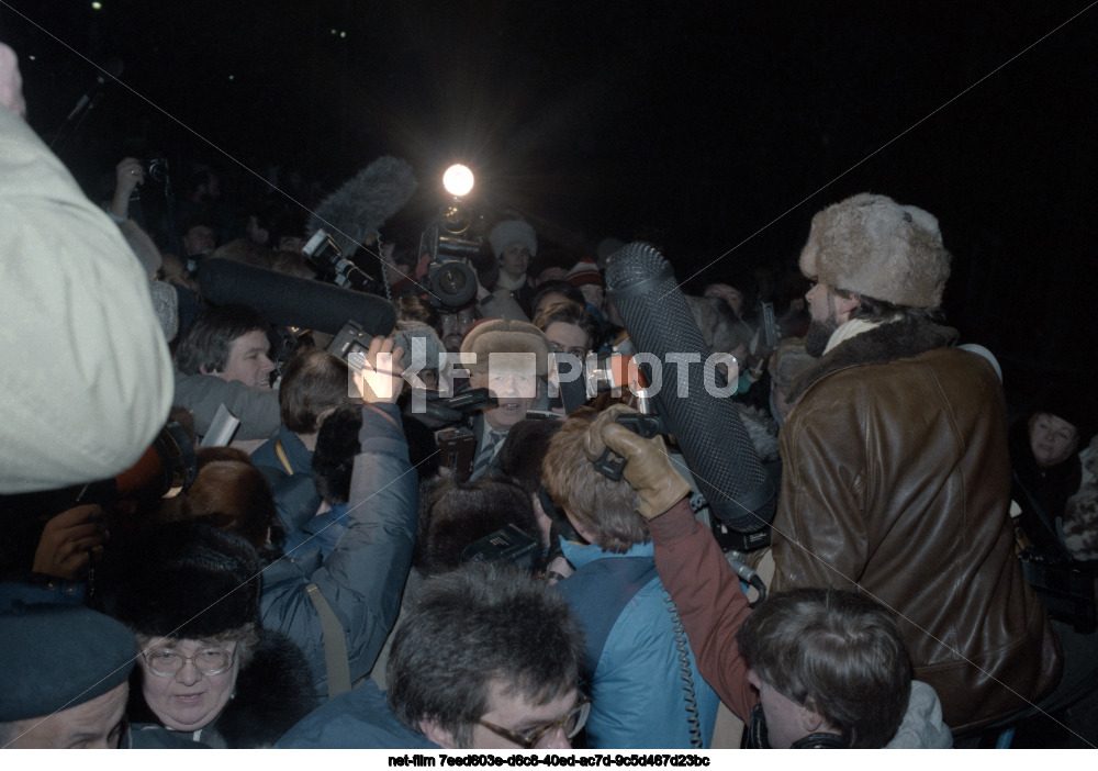 Return of Academician A.D. Sakharov from exile to Moscow