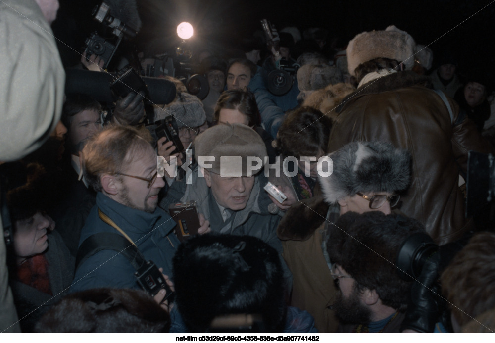 Return of Academician A.D. Sakharov from exile to Moscow