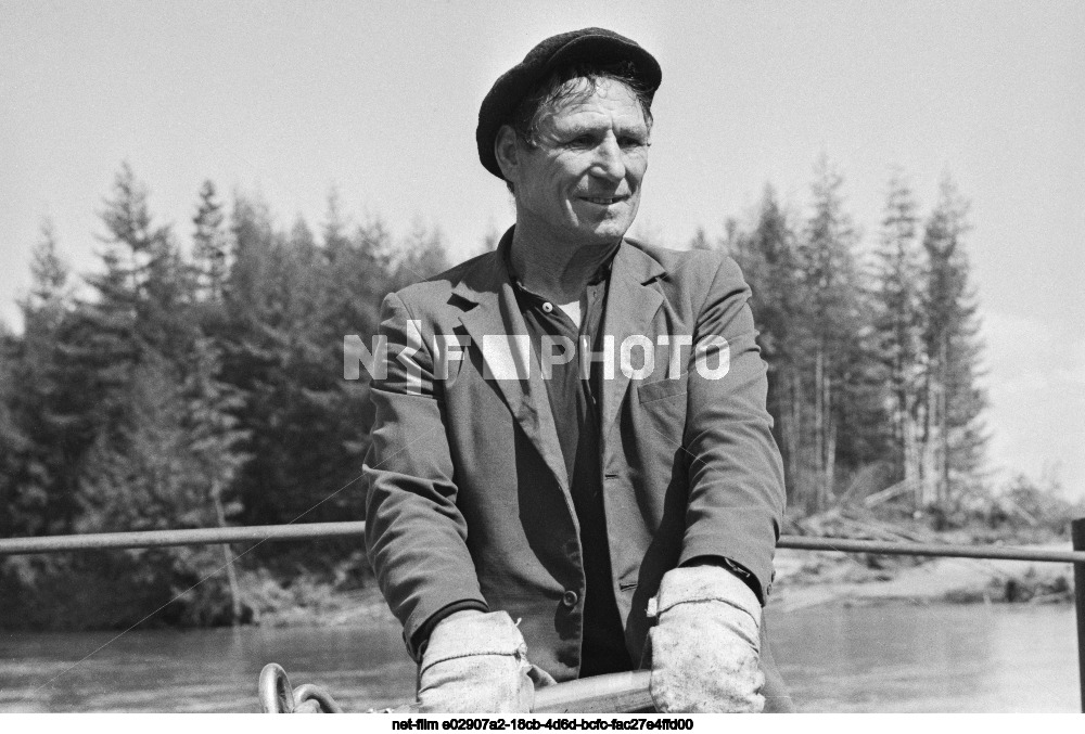 Паромщик Н.Е. Бешуров