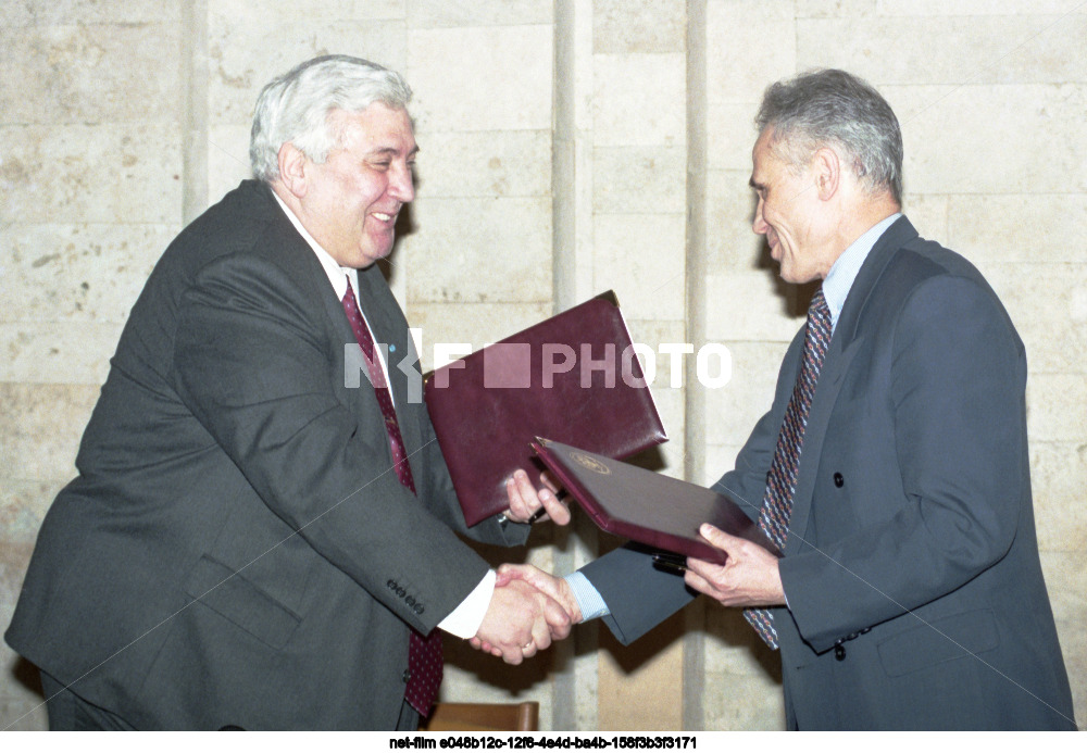 Подписание договора о сотрудничестве между "Росвооружением" и Российским космическим агентством в Москве