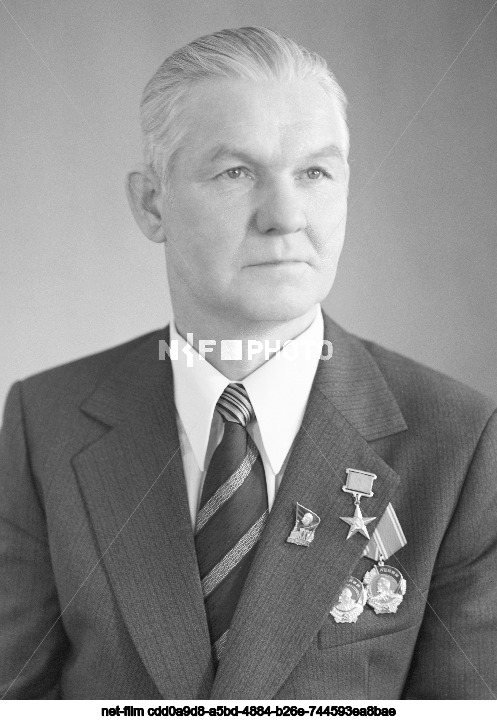 Бригадир Балтийского судостроительного завода им. С. Орджоникидзе В.А. Смирнов