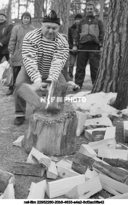 Субботник в Серебряном бору в Москве