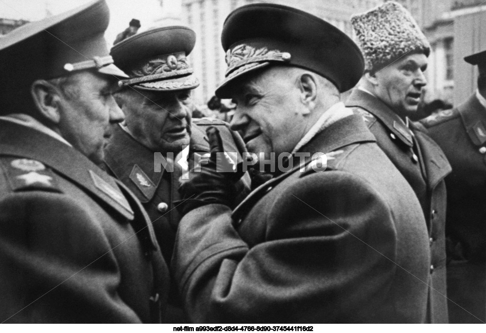 Торжественная церемония захоронения гроба с останками неизвестного солдата в Москве